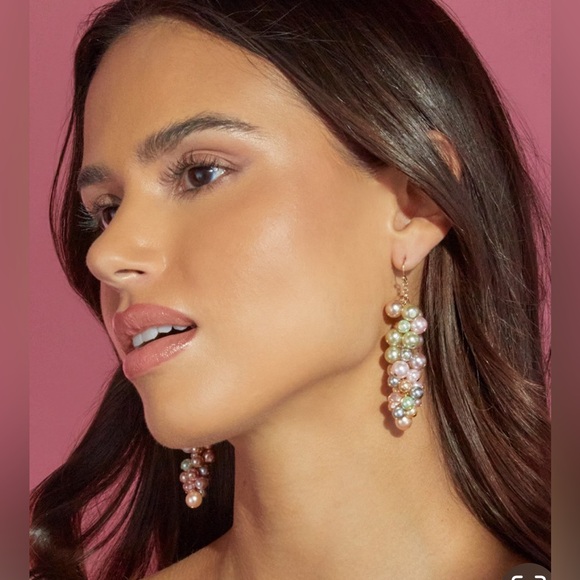 New Francesca’s Luxe Multi Cluster Pearl Drop Earrings - Picture 3 of 5